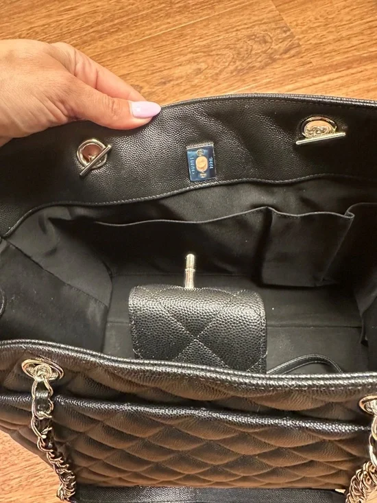 Calfskin Quilted Timeless Tote medium - Picture 4 of 6